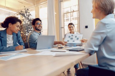 İş arkadaşları ofiste işle ilgili sorunları tartışıyor ve dizüstü bilgisayar kullanıyorlar. İş ekibi kavramı