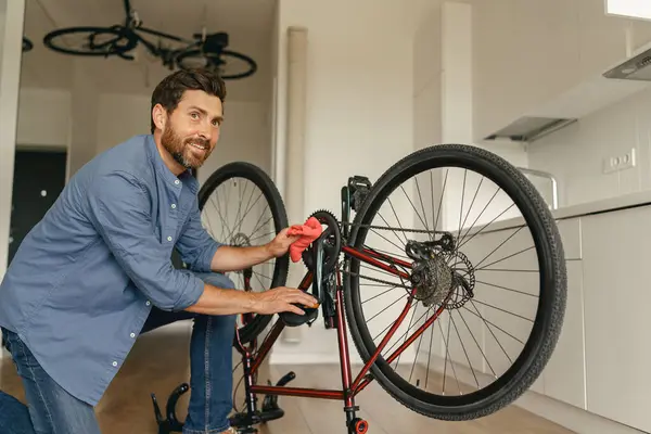 穿着休闲装的英俊男子在家里修理后 把自行车从尘土中清理干净 高质量的照片 — 图库照片