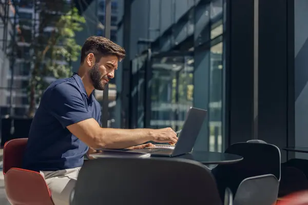 Konzentrierter Geschäftsmann Arbeitet Laptop Und Sitzt Arbeitstag Büro — Stockfoto