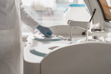 Tıbbi araştırma laboratuarında çalışan üniformalı bir erkek bilim adamı. Yüksek kalite fotoğraf