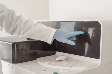 Tıbbi araştırma laboratuarında çalışan üniformalı bir erkek bilim adamı. Yüksek kalite fotoğraf