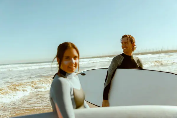 Grupo Surfistas Fato Mergulho Com Suas Pranchas Entrar Mar Depois — Fotografia de Stock