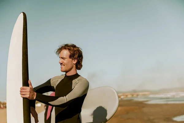 Surfer Kombinezonach Stojących Deską Surfingową Przygotowujących Się Jazdy Falach Wysokiej — Zdjęcie stockowe