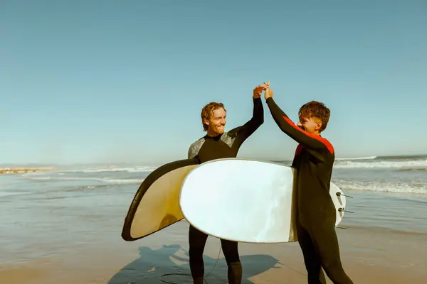 Dois Surfistas Cumprimentam Apertando Mãos Antes Surfar Oceano Foto Alta — Fotografia de Stock