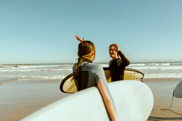 Surfista Encontra Amigo Acenando Mão Enquanto Carrega Prancha Surf Praia — Fotografia de Stock