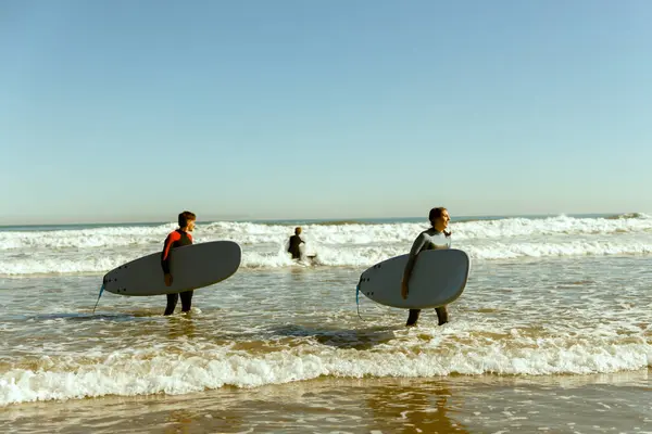 Dois Surfistas Felizes Fato Mergulho Com Suas Pranchas Entrar Mar — Fotografia de Stock