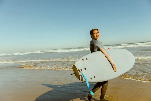 Surfista Feminina Fato Mergulho Com Sua Prancha Entrar Mar Surf — Fotografia de Stock