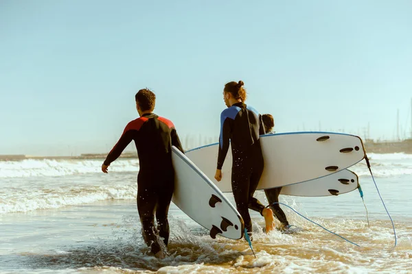 Grupo Amigos Com Pranchas Surf Entrando Direção Oceano Para Surfar — Fotografia de Stock