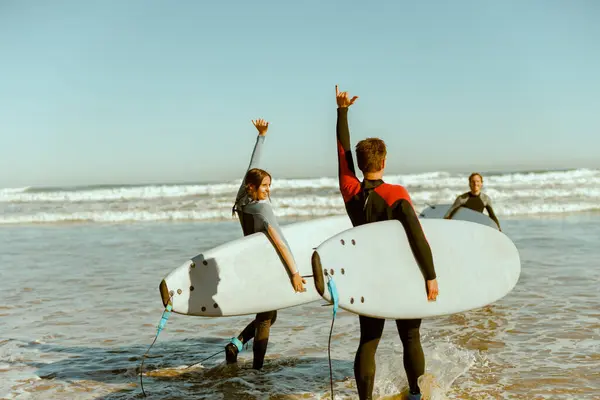 Surfistas Encontra Amigo Acenando Mão Enquanto Carrega Prancha Surf Praia — Fotografia de Stock