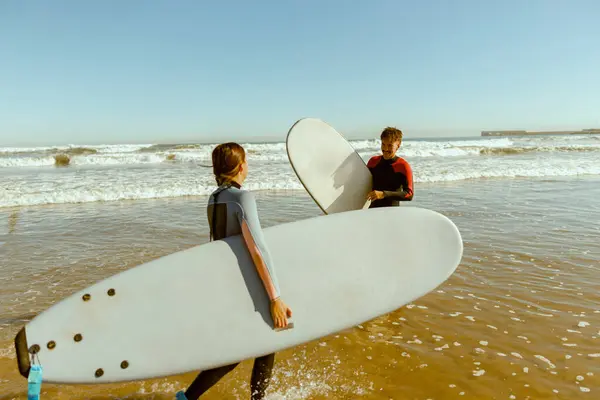 Kilku Surferów Deskami Surfingowymi Stojących Plaży Patrzących Siebie Wysokiej Jakości — Zdjęcie stockowe