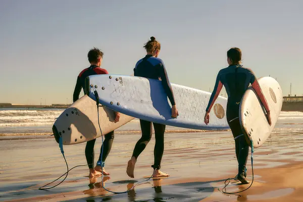 Grupa Przyjaciół Desek Surfingowych Wchodzących Kierunku Oceanu Surfowania Falach Wysokiej — Zdjęcie stockowe