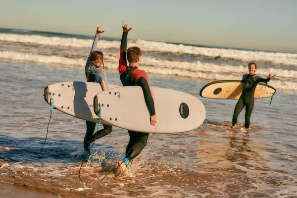 Surferzy Spotyka Przyjaciół Machając Ręką Podczas Noszenia Deski Surfingowej Plaży — Zdjęcie stockowe