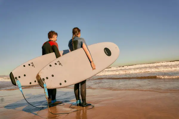 Surferzy Kombinezonach Stojący Deskami Surfingowymi Przygotowujący Się Jazdy Falach Wysokiej — Zdjęcie stockowe