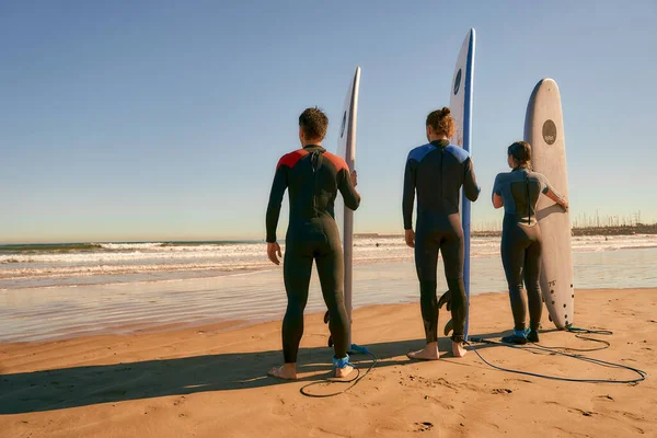 Surferzy Kombinezonach Stojący Deskami Surfingowymi Przygotowujący Się Jazdy Falach Wysokiej — Zdjęcie stockowe