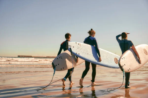 Група Друзів Дошками Серфінгу Прибувають Океану Серфінгу Хвилях Високоякісна Фотографія — стокове фото