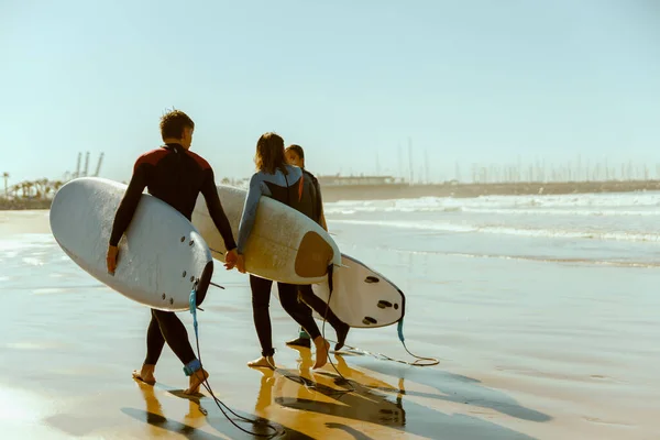Szczęśliwi Surferzy Kombinezonie Deskami Surfingowymi Wychodzącymi Morza Surfowaniu Falach — Zdjęcie stockowe