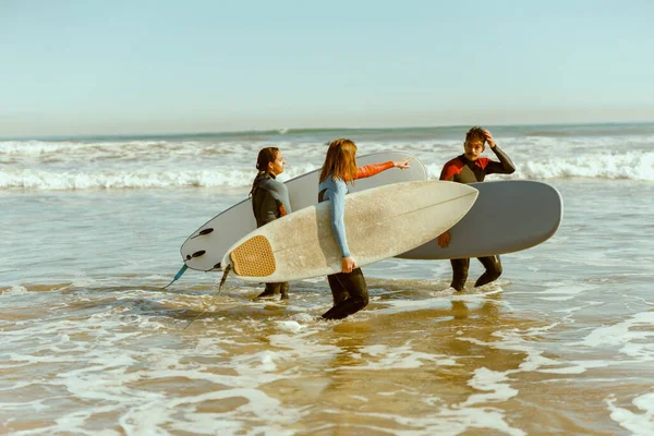 Група Друзів Дошками Серфінгу Прибувають Океану Серфінгу Хвилях Високоякісна Фотографія — стокове фото