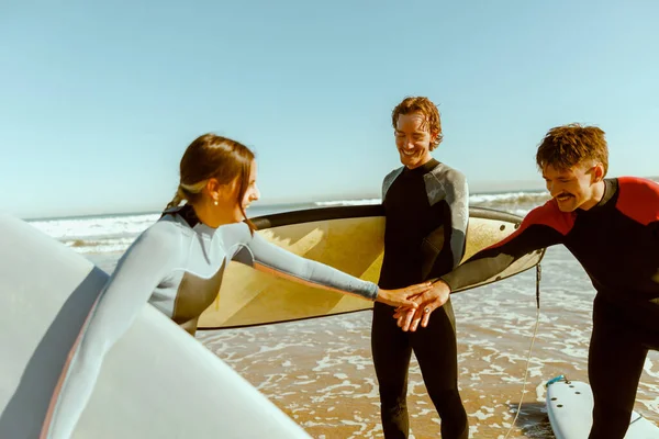 Група Серферів Вітає Один Одного Струшуючи Руки Перед Серфінгом Океані — стокове фото