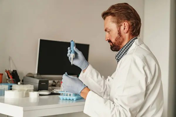 Male Scientist Uniform Using Micropipette Biochemical Test Analysis Medical Laboratory — Stock Photo, Image