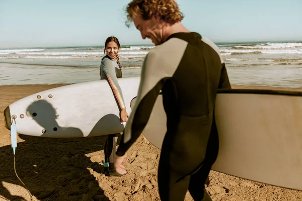 Kilku Surferów Deskami Surfingowymi Stojących Plaży Uśmiechniętych Wysokiej Jakości Zdjęcie — Zdjęcie stockowe