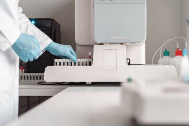 Tıbbi araştırma laboratuarında çalışan üniformalı bir erkek bilim adamı. Yüksek kalite fotoğraf