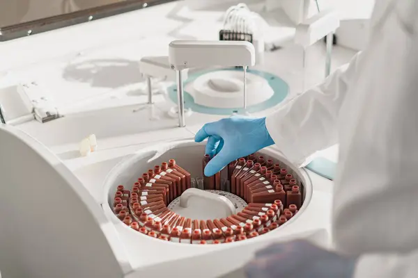 Close Cientistas Mão Luvas Colocando Pequeno Tubo Ensaio Plástico Uma — Fotografia de Stock