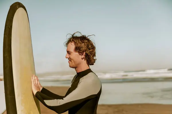 Surfer Kombinezonach Stojących Deską Surfingową Przygotowujących Się Jazdy Falach Wysokiej — Zdjęcie stockowe