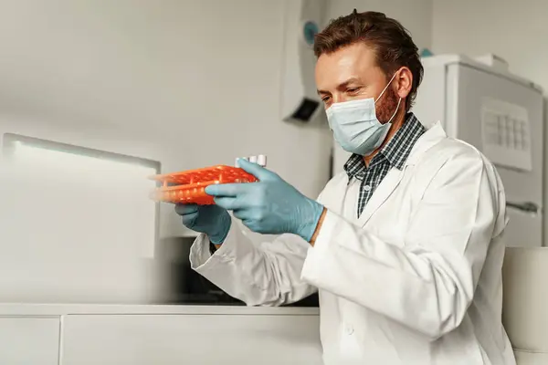 Mužský Vědec Uniformě Drží Zkumavky Laboratoři Medicína Výzkum Chemii — Stock fotografie