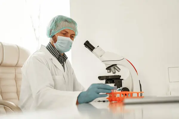 Biochemický Vědec Pracující Mikroskopem Laboratoři Farmaceutického Výzkumu — Stock fotografie