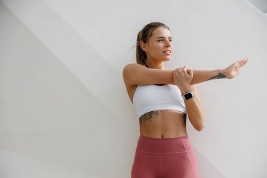 Sportif kadın, sabah antrenmandan önce ısınma egzersizleri yapıyor. Sağlıklı fitness