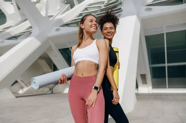 Twee Jonge Fitte Vrouwen Lopen Stad Met Hun Yoga Matten — Stockfoto