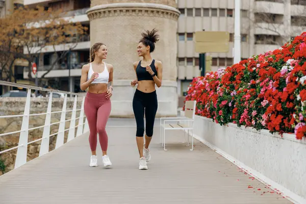 Twee Lachende Vrouwen Atleet Lopen Zij Aan Zij Langs Een — Stockfoto
