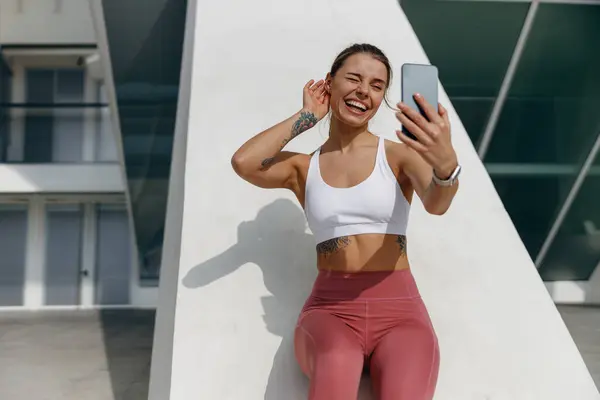 Atleta Sonriente Haciendo Selfie Teléfono Inteligente Después Correr Por Mañana —  Fotos de Stock