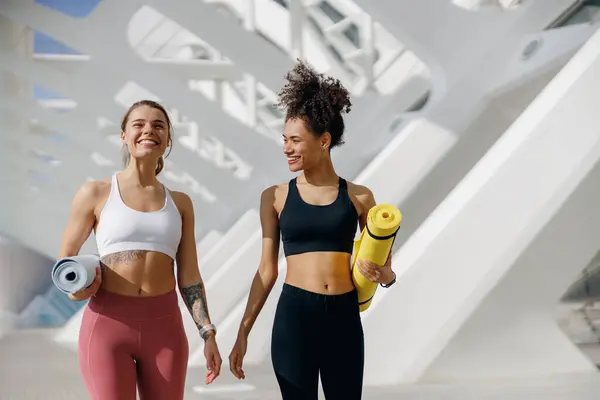 Twee Lachende Vrouwelijke Vriend Lopen Ochtend Stad Achtergrond Met Yoga — Stockfoto