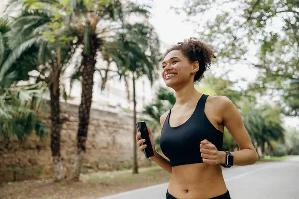 活跃的女运动员正在自然公园的背景下慢跑 健康生活概念 — 图库照片