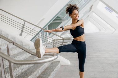 Sportif kadın, sabah antrenmandan önce ısınma egzersizleri yapıyor. Sağlıklı fitness