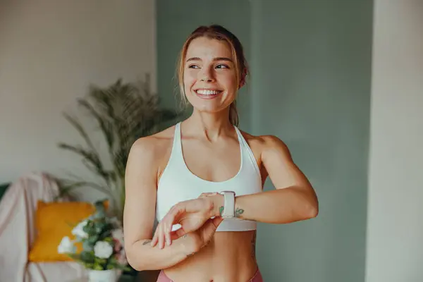 Mulher Está Usando Smartwatch Seu Pulso Sorrindo Mostrando Seus Músculos — Fotografia de Stock