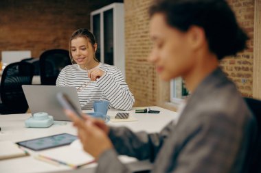 İş yerinde birlikte çalışan başarılı kadın iş adamları var. Yüksek kalite fotoğraf