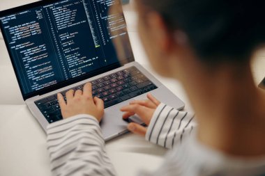 Genç bayan bilgisayar programcısının kapanışı birlikte çalışırken dizüstü bilgisayarlarda kodlama yapıyor 