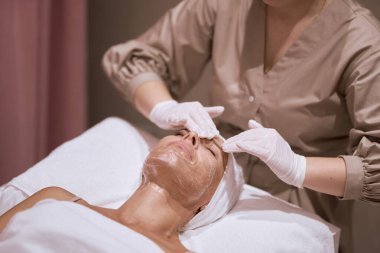 Sakinleştirici ve rahatlatıcı bir yüz tedavisi, sakin bir spa ortamında profesyonel olarak gerçekleştiriliyor.