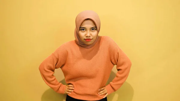Studio Portret Młodej Azjatki Ekspresją Gniewu Twarzy Pomarańczowym Tle Młoda — Zdjęcie stockowe
