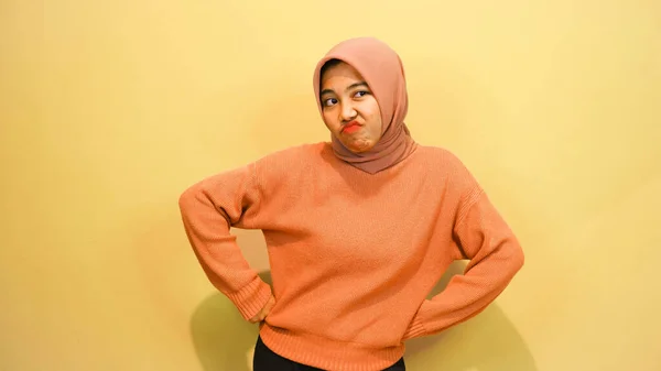 オレンジの背景に怒りの表情を持つ若いアジアの女性のスタジオの肖像写真 若い女性の感情表情ポートレートのコンセプト — ストック写真