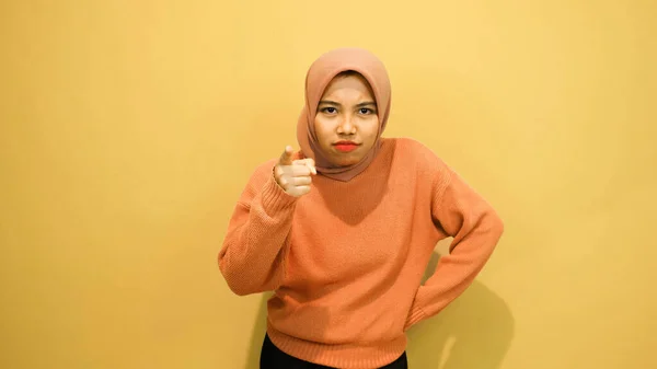 オレンジの背景に怒りの表情を持つ若いアジアの女性のスタジオの肖像写真 若い女性の感情表情ポートレートのコンセプト — ストック写真