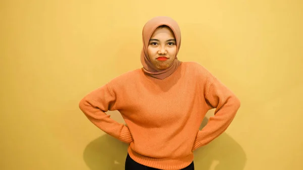 Potret Studio Wanita Muda Asia Dengan Ekspresi Wajah Marah Pada — Stok Foto