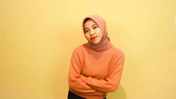 Eccitato Asiatica Donna Musulmana Indossa Maglione Arancione Hijab Indicando Spazio — Foto Stock