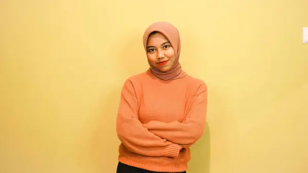 Vzrušený Asijské Muslim Žena Sobě Oranžový Svetr Hidžáb Ukazuje Kopírovací — Stock fotografie