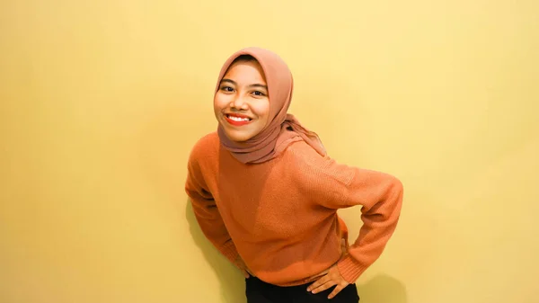 Ενθουσιασμένη Ασιάτισσα Μουσουλμάνα Που Φορούσε Πορτοκαλί Πουλόβερ Και Χιτζάμπ Δείχνοντας — Φωτογραφία Αρχείου