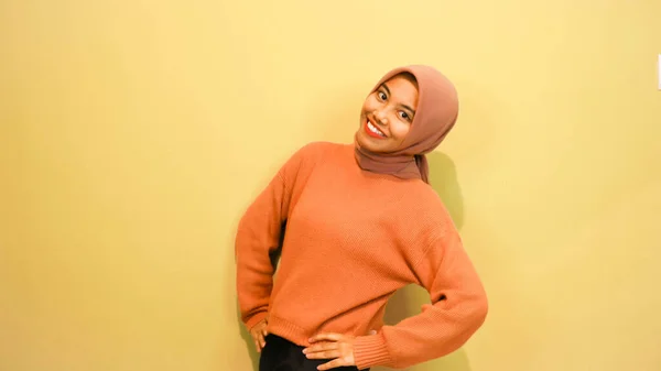 Mulher Muçulmana Asiática Excitada Vestindo Suéter Laranja Hijab Apontando Para — Fotografia de Stock