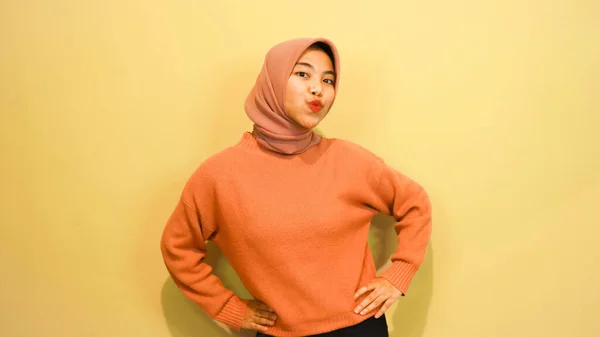 Izgalmas Ázsiai Muszlim Narancssárga Pulóvert Visel Hidzsábot Mutat Mellette Lévő — Stock Fotó