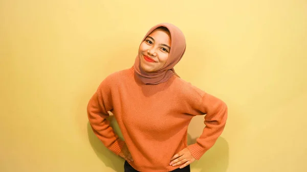 Spännande Asiatisk Muslimsk Kvinna Bär Orange Tröja Och Hijab Pekar — Stockfoto